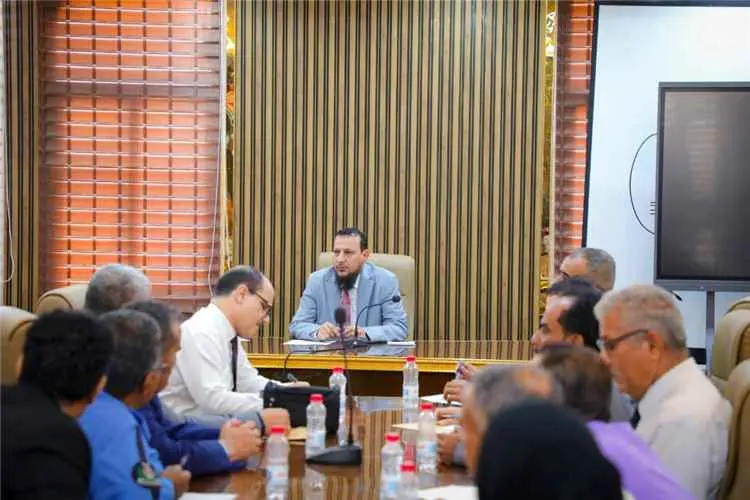 المحافظ عبدالرحمن شيخ يقود تحركاً لمعالجة أزمة الك...