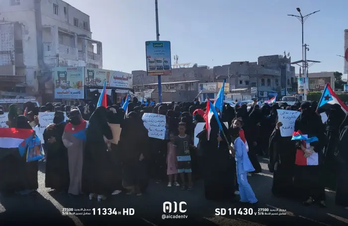 حرائر عدن ينددن بتدهور الخدمات الأساسية خلال وقفة احتجاجية