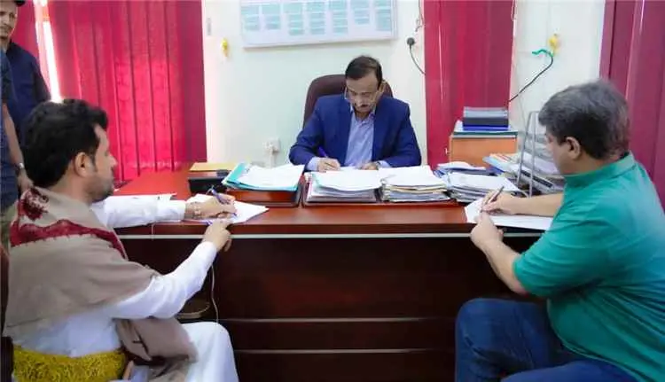 محافظ شبوة يشرف على توقبع عقود تنفيذ 5 مشاريع بواح...