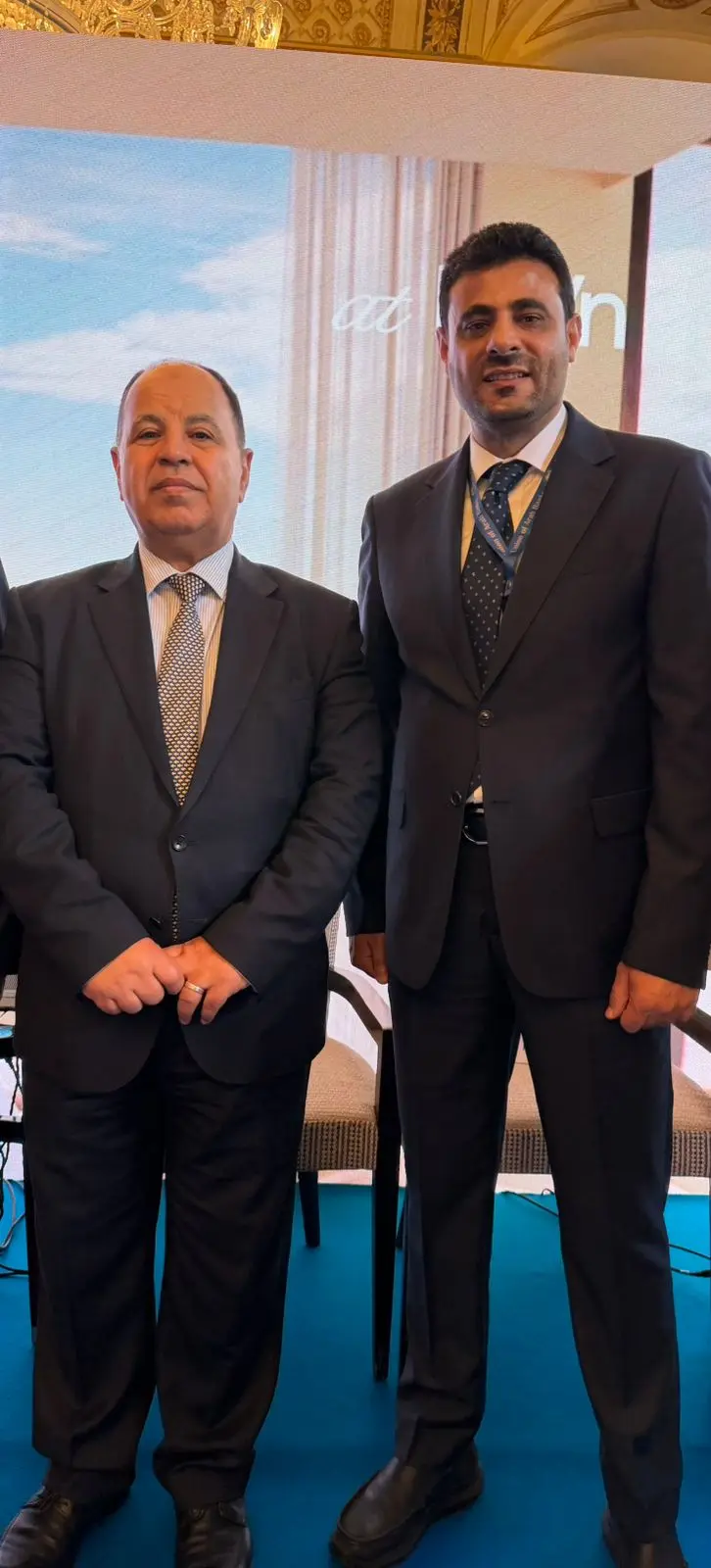 الهمداني يلتقي المدير التنفيذي لصندوق النقد الدولي...