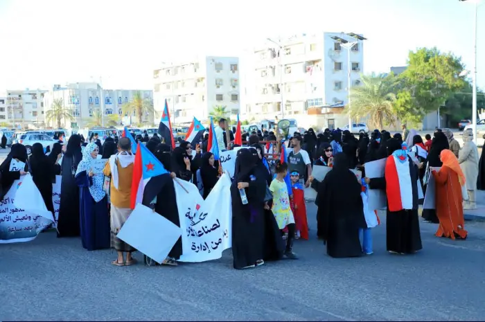 خلال وقفة حاشدة.. نساء عدن يطالبن بإنهاء الأزمات ا...