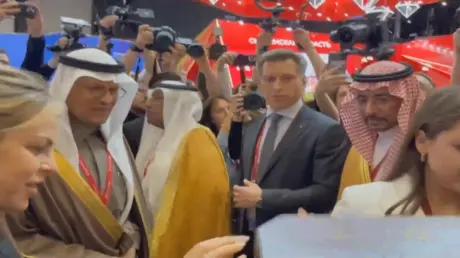 شاهد.. الأمير عبد العزيز يتلقى هدايا تذكارية على ه...