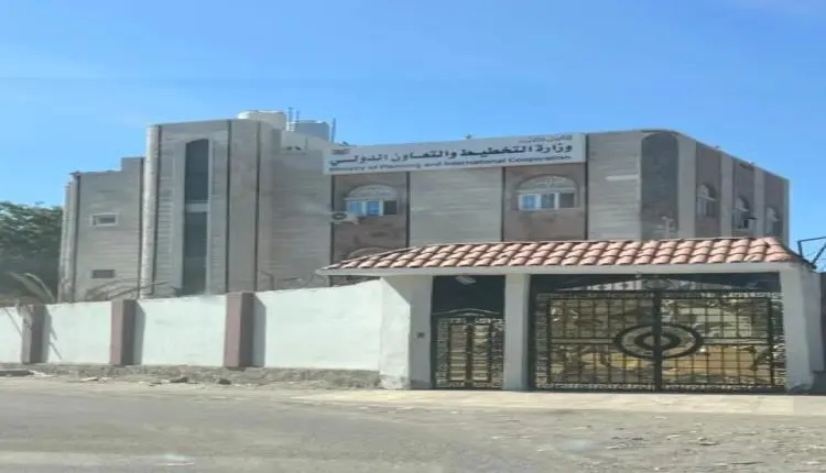 فيلا الوزيرة بـ5 آلاف دولار شهرياً وعقود الحوثيين في عدن.. وزارة التخطيط متهمة بالعجز والتواطؤ