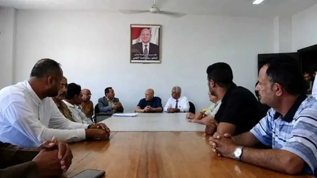 محافظ تعز يوجه بتذليل كافة الصعوبات التي تواجه عمل...
