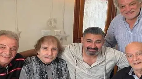 مصر.. نجوم الفن يزورون الفنان محيي إسماعيل (فيديو)