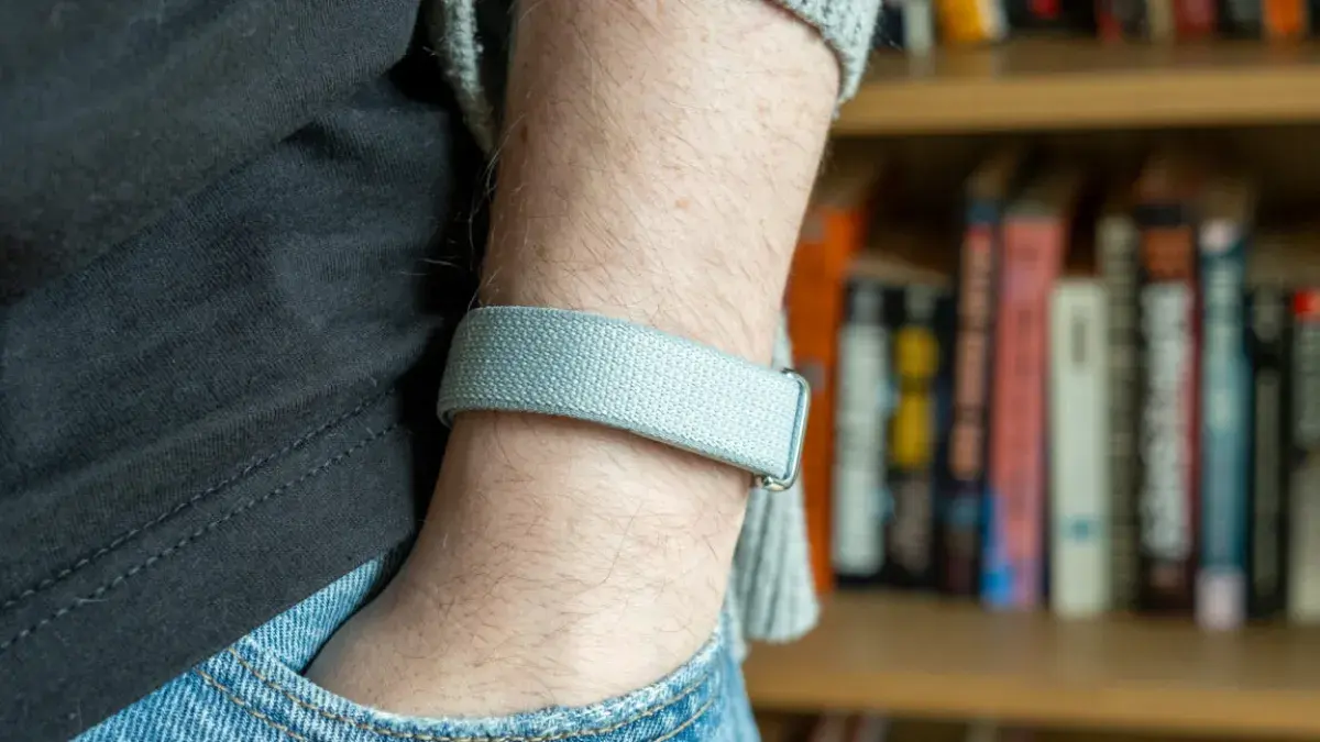 Fitbit Air: جهاز تتبع صحي بسيط بلمسة ذكاء اصطناعي...