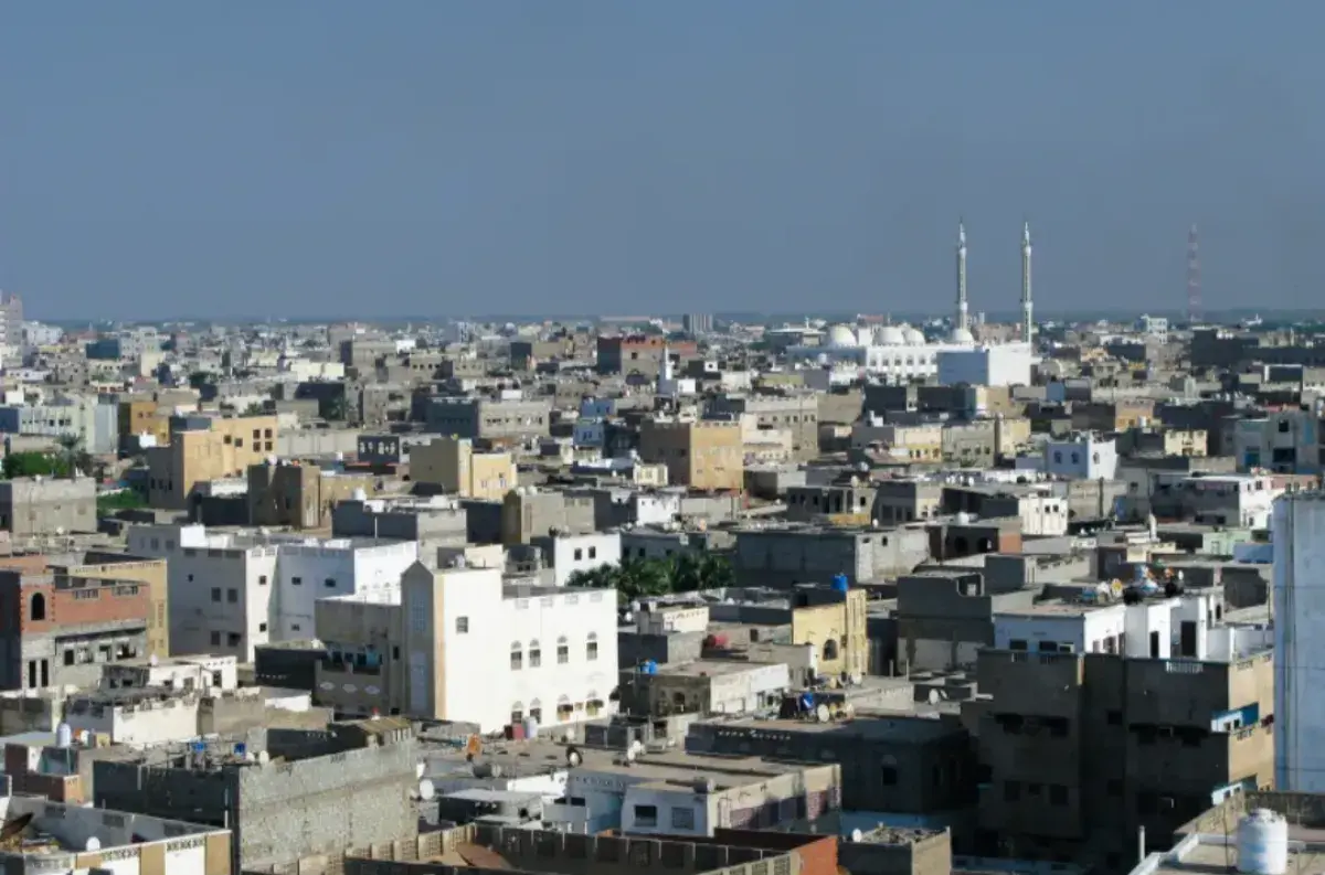 بسبب شبكة الأنفاق والخنادق المائية.. الحديدة مهددة...