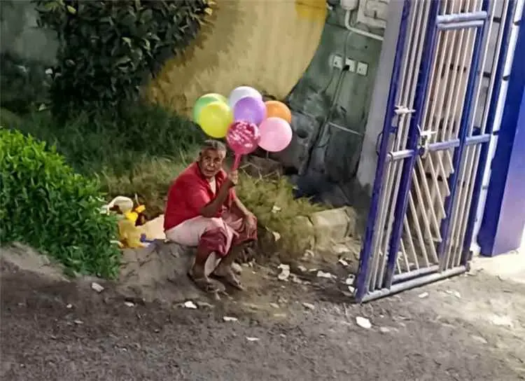 رحيل بائع البالونات الذي عرفه أطفال صيرة بكلماته ا...