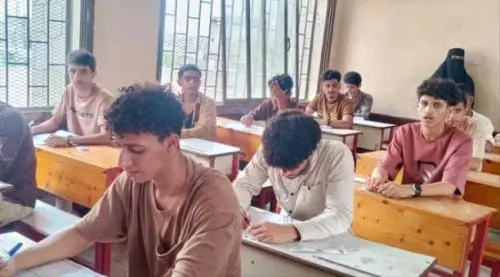 بين لهيب الصيف وظلام الكهرباء.. طلاب الثانوية العامة في عدن يخوضون امتحاناً في الصبر قبل العلم