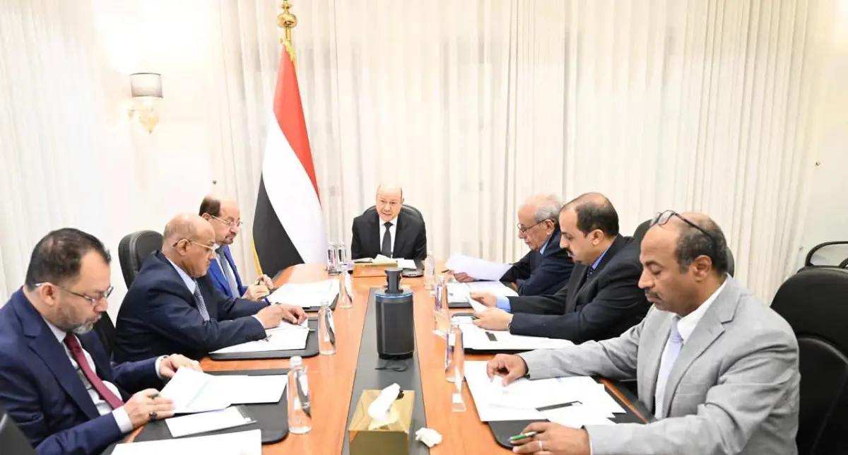 رئيس مجلس القيادة يرأس اجتماعا حكوميا مصغرا لدعم جهود التعافي وانتظام الرواتب وامدادات الخدمات