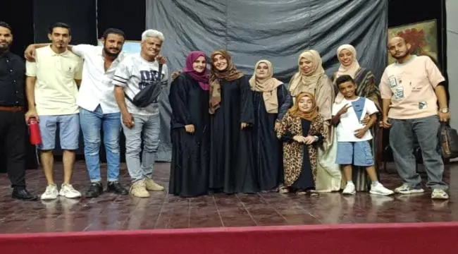 مدير عام مكتب الثقافة بعدن تحضر ختام عروض مسرحية "يوميات مدير عام" على مسرح الفقيد رائد طه