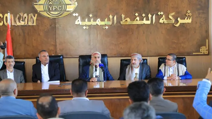 حكومة صنعاء تفتح تحقيقاً رسمياً بشأن “البترول المغشوش”.. لا حصانة للمتورطين