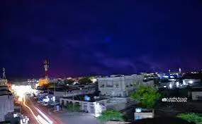 حالات اختتاق وتصاعد لدخان كثيف يغطي سماء مدينة يمن...
