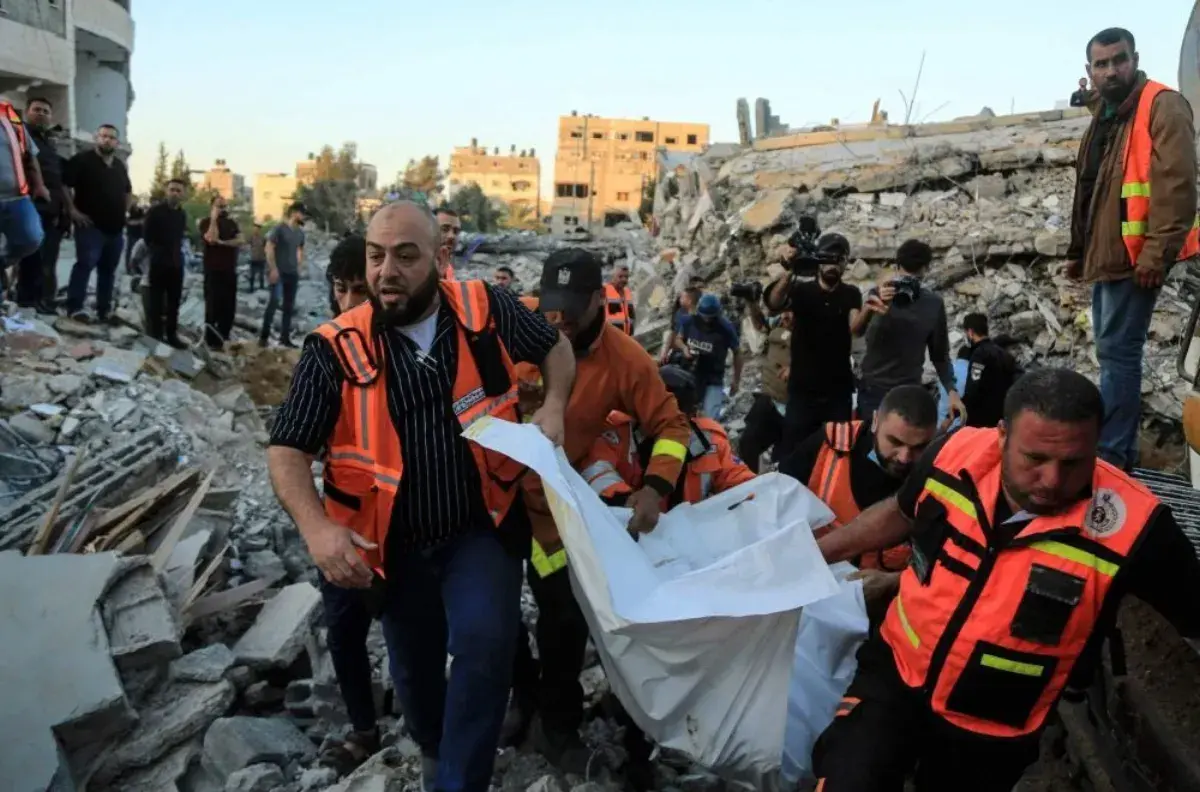 الاحتلال يشن غارة على حي الرمال بقطاع غزة وسقوط 6 شهداء