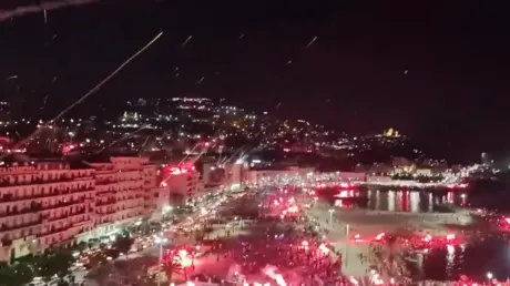 سماء الجزائر تشتعل بالأحمر احتفالا بفوز مولودية ال...