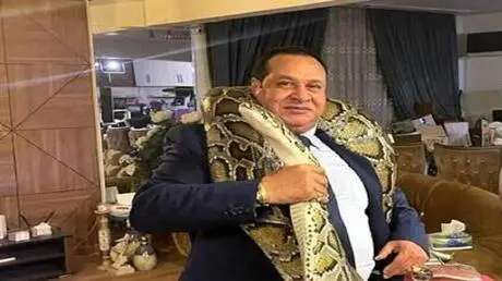 سيف عثماني وخناجر أثرية.. ماذا وجدت النيابة بمنزل...
