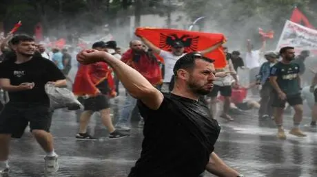بالفيديو.. احتجاجات متصاعدة ومتواصلة في ألبانيا ضد...