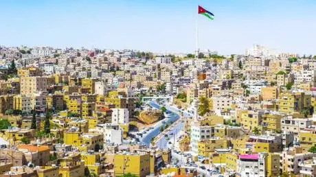 خلافات عائلية تقود لمأساة.. زوج يقتل زوجته وزميليه...