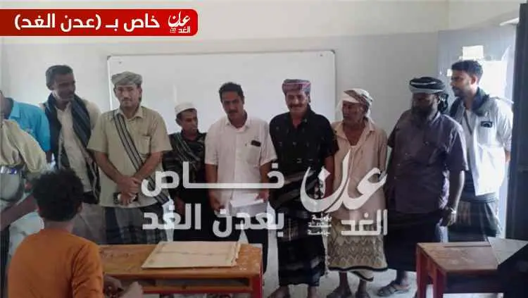مدير عام مديرية أحور يدشن الامتحانات الوزارية للثا...