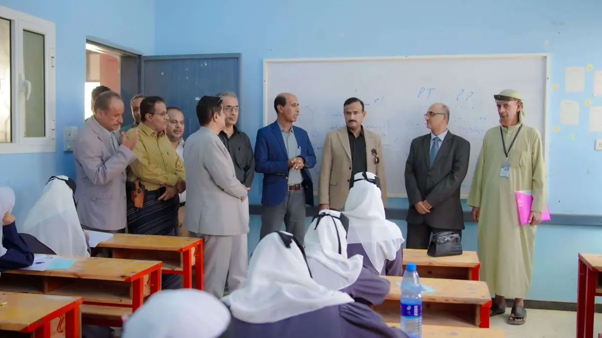 بن الوزير يدشن اختبارات الثانوية العامة ويوجه بمنح دراسية مجانية للأوائل
