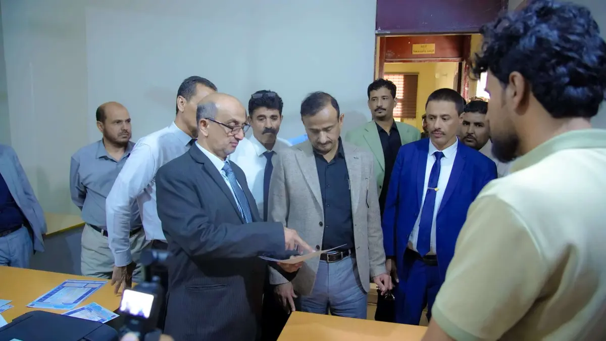 محافظ شبوة بن الوزير يدشن إجراءات القبول والتنسيق الإلكتروني بجامعة شبوة ويطلع على سير الامتحانات النهائية بكلية الطب.