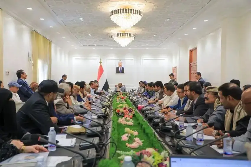 توجيهات لمحافظ مأرب اللواء سلطان العرادة خلال ترأس...