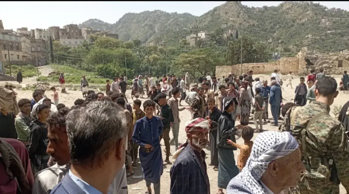 تجمهر المواطنين أمام مراكز الاختبارات بريف تعز يهد...