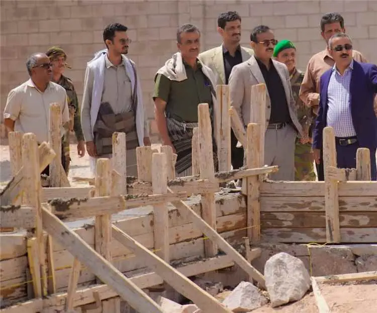 محافظ شبوة يدشن بناء 3 قاعات بكلية المجتمع وعملية التسجيل بالجامعة ويوقع عقد إنشاء جسر معلق في بيحان