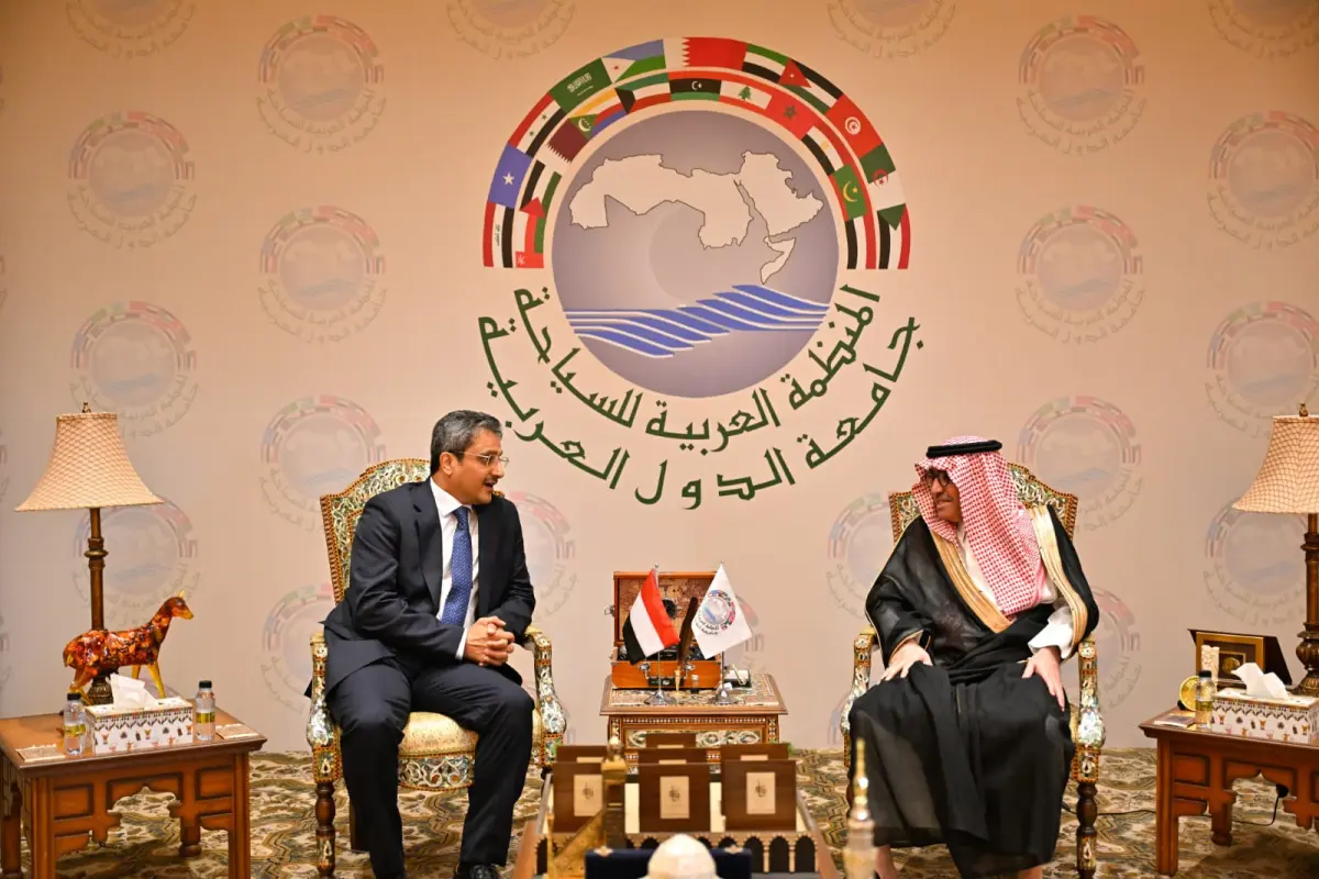 وزير الثقافة والسياحة يبحث مع رئيس المنظمة العربية...