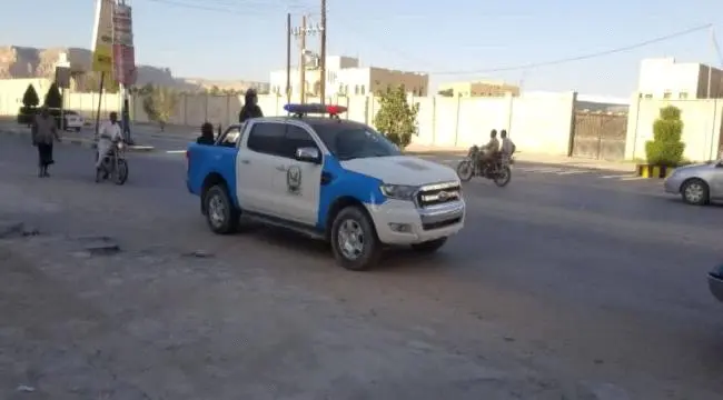 شرطة مديرية سيئون تضبط شخصين وامرأة بحوزتهم مواد م...