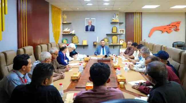 المحافظ شيخ يناقش آليات وإجراءات تطوير عمل مكتب ال...
