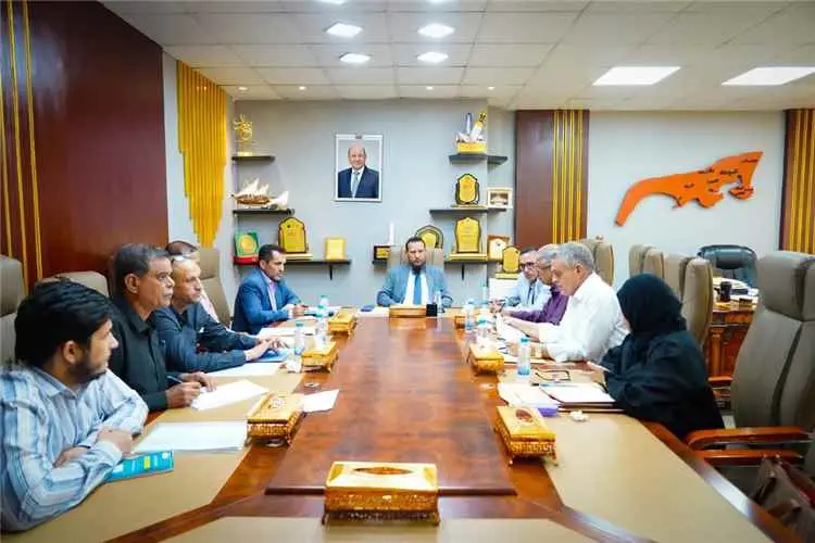 المحافظ شيخ يناقش عدداً من المشاريع في قطاعات المي...