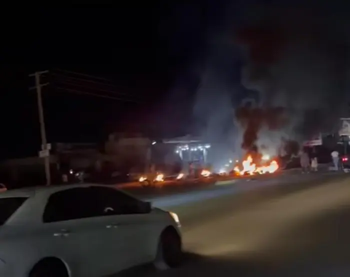 محتجون في فوة يقطعون الطريق العام احتجاجا على انهي...