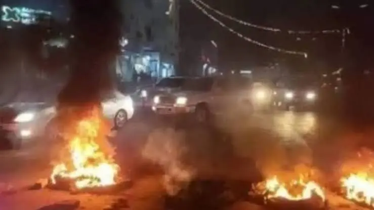 احتجاجات غاضبة في المنصورة بعدن.. إحراق إطارات وقط...