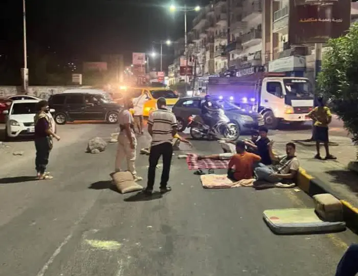 مواطنون يفترشون الأرض بالمعلا وكريتر احتجاجا على ت...