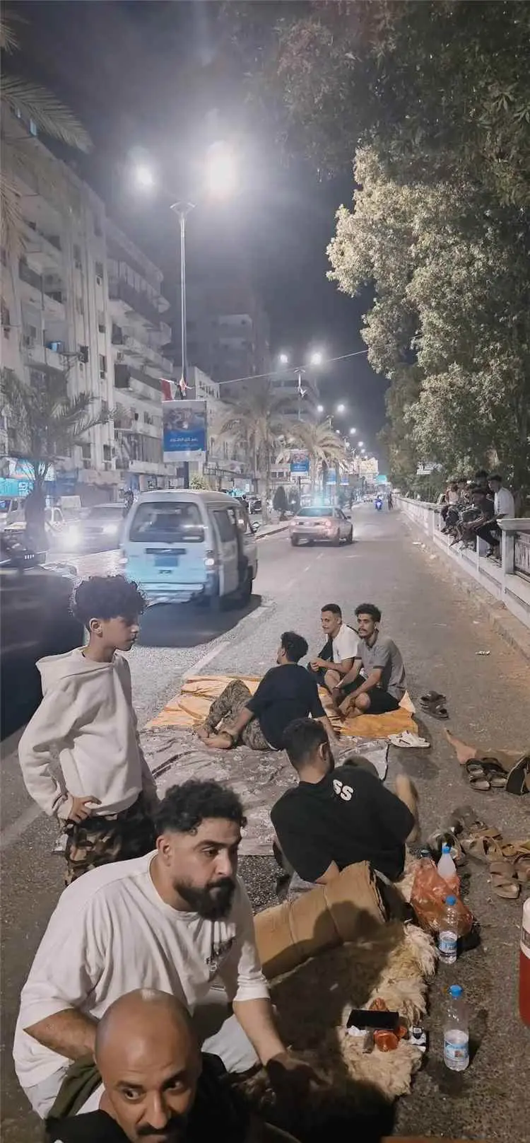 احتجاجًا على تدهور خدمة الكهرباء.. مواطنون يفترشون...