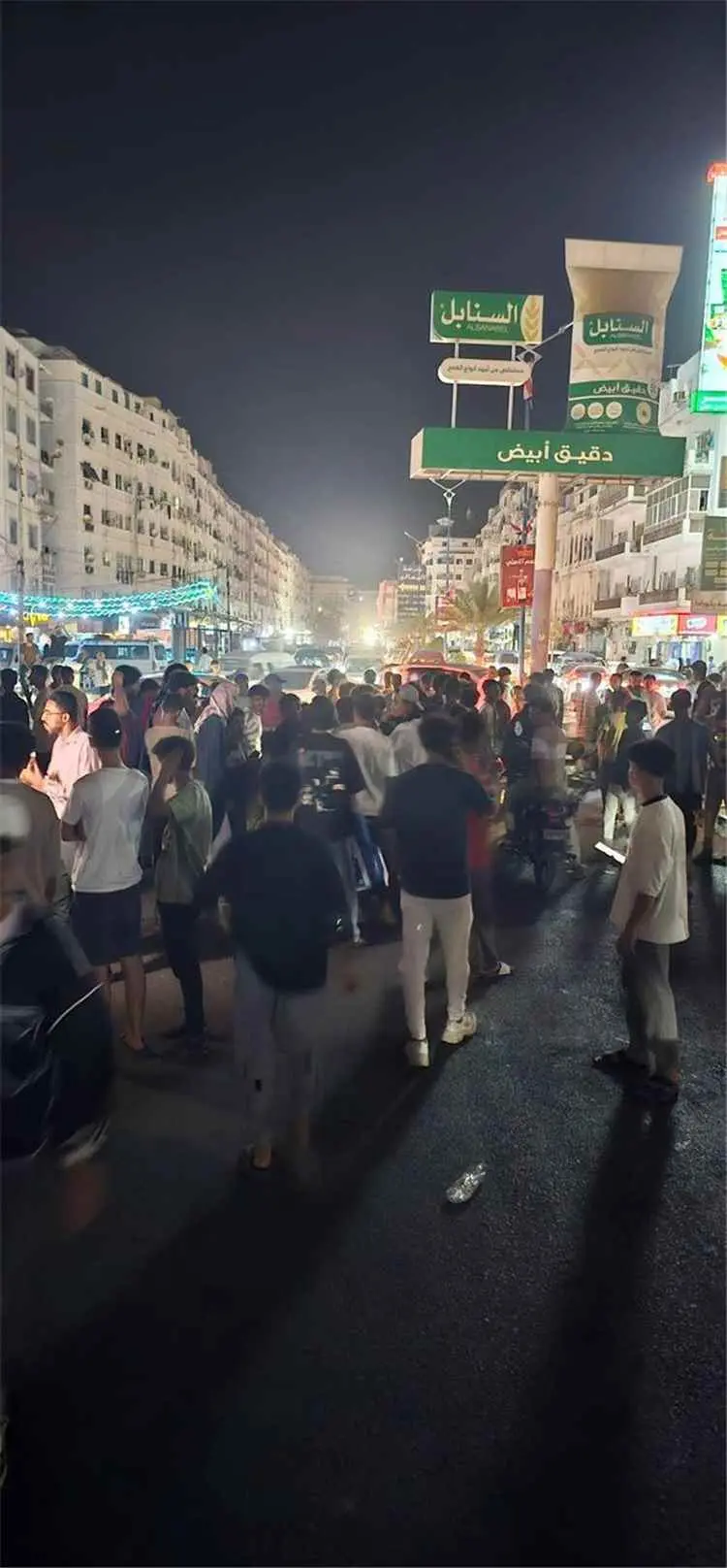 تجمعات شعبية في المعلا تطالب بحلول عاجلة لأزمة الك...