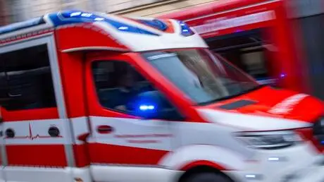 مقتل شخص وإصابة سائق قطار في هجوم بمسيرة على خط مو...