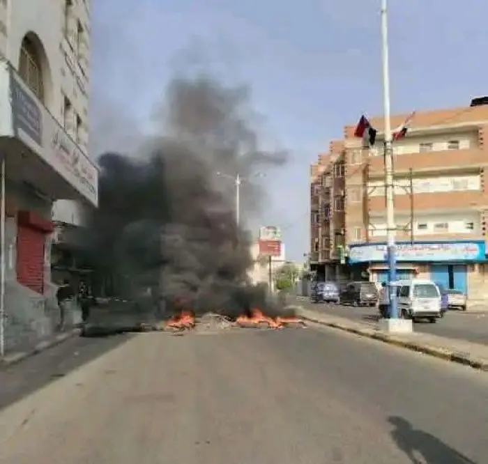 قطع الطرق في العاصمة عدن احتجاجا على تدهور الخدمات