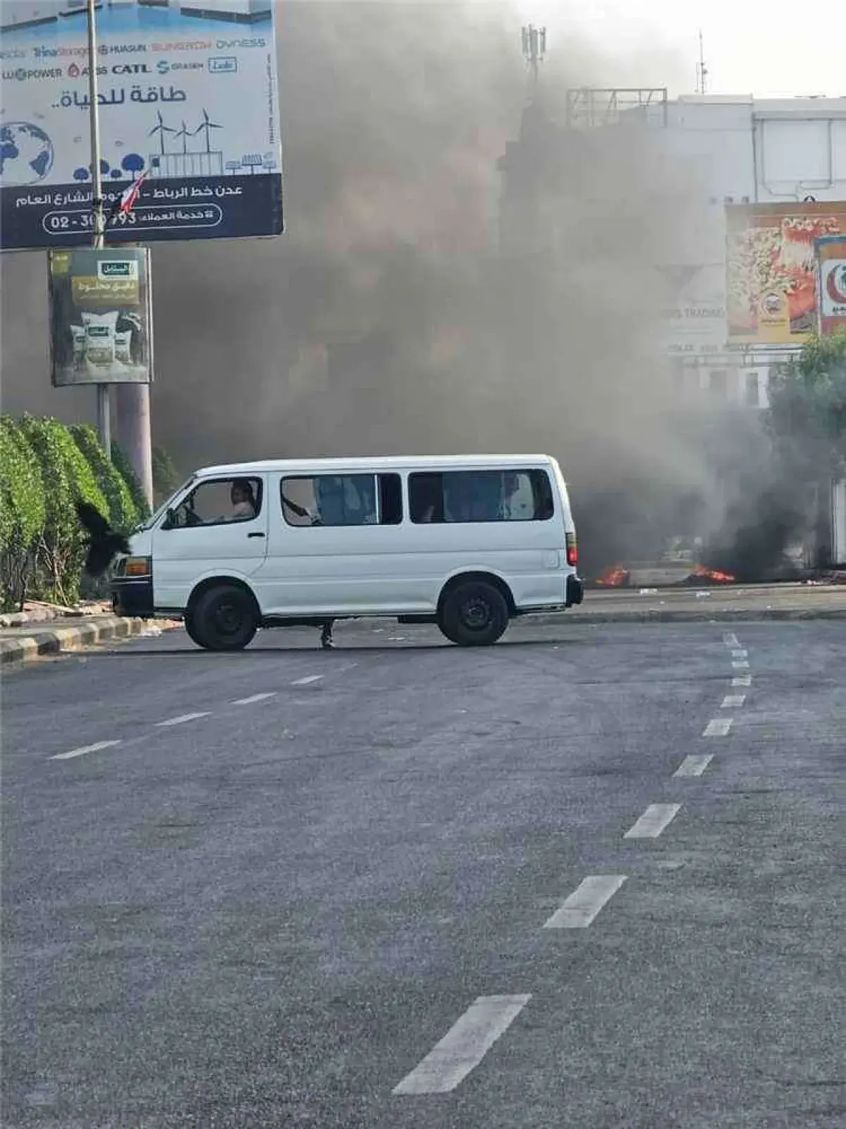 غضب شعبي يتصاعد في عدن.. محتجون يقطعون الطرقات في...