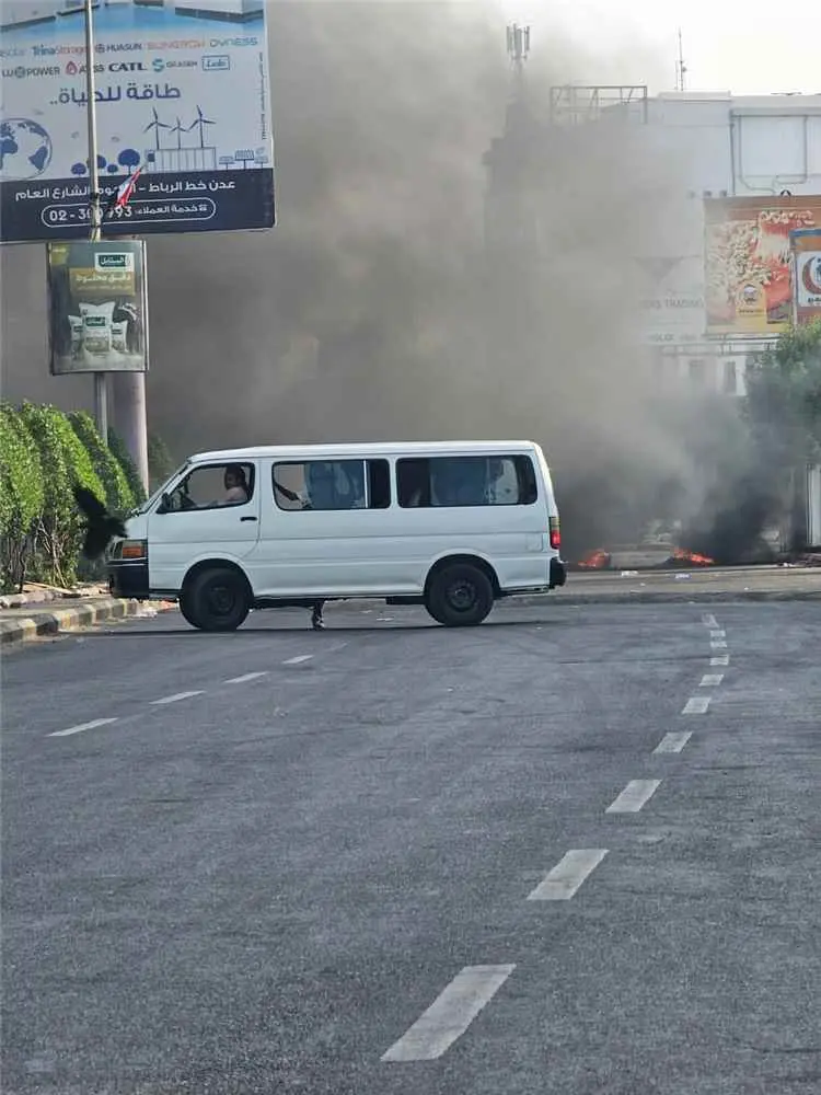 عدن.. محتجون يقطعون الطريق الرئيسي بالمنصورة ويشعل...