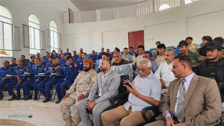 محافظ الضالع يُكرّم الضباط الخريجين من كلية الطيرا...