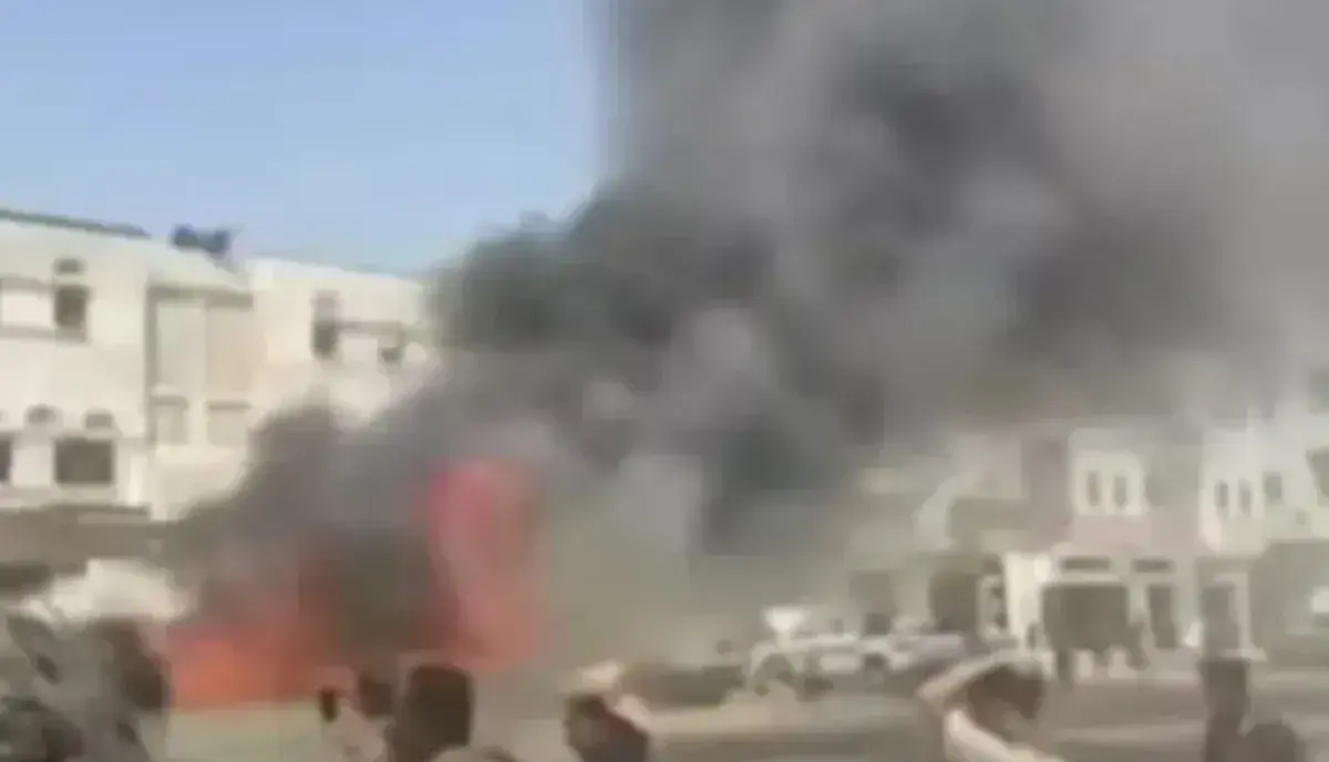 احتراق حافلة ركاب بالكامل داخل سوق عزان بشبوة