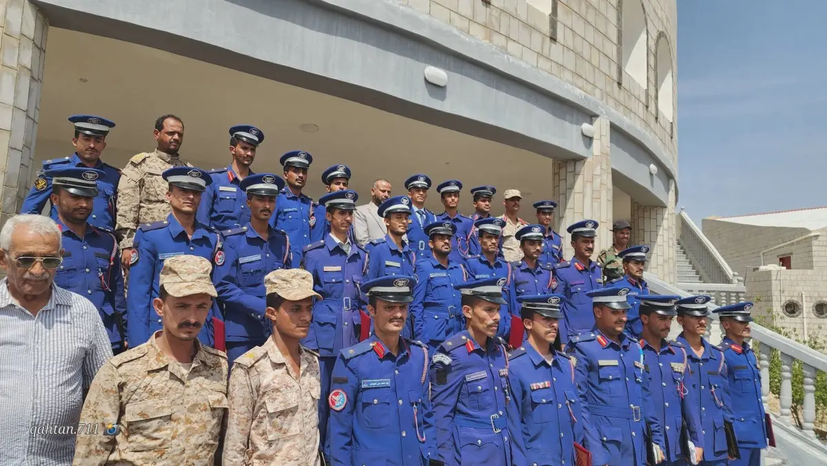 محافظ الضالع يُكرّم الضباط الخريجين من كلية الطيران والدفاع الجوي من منتسبي محور المحافظة
