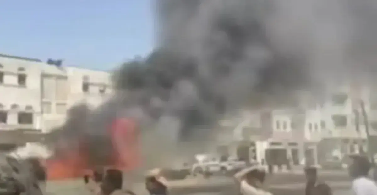 احتراق حافلة ركاب داخل سوق عزان بشبوة دون إصابات