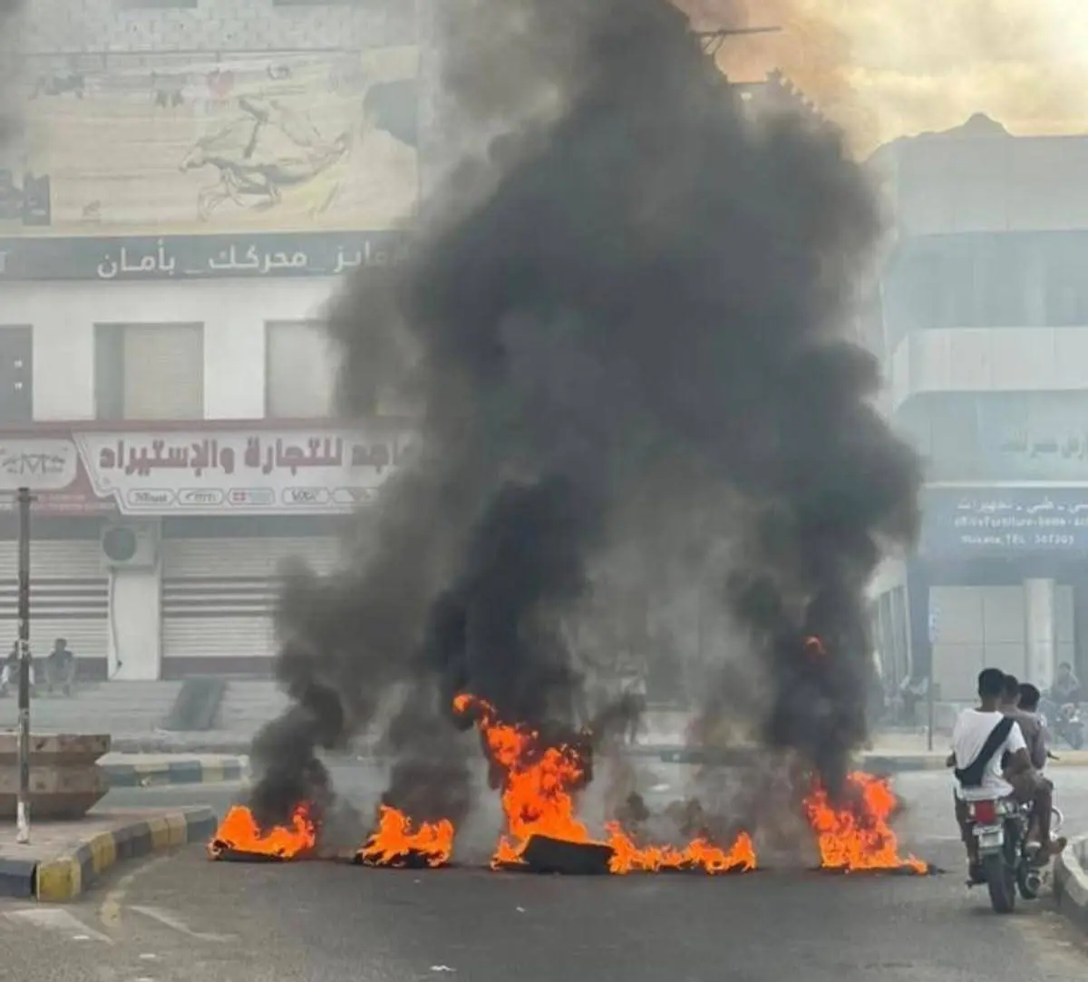 #احتجاجات شعبية في #المكلا تنديداً بتدهور خدمة الك...