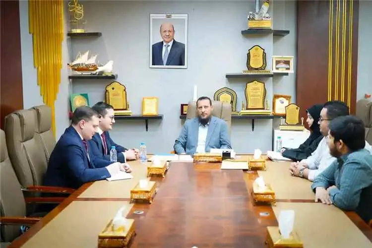 محافظ العاصمة المؤقتة عدن يبحث مع السفير الروسي تع...