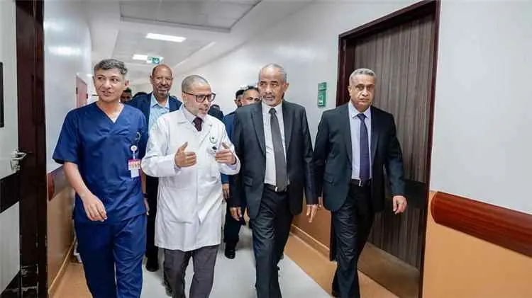 الفريق الصبيحي يطلع على الخدمات الصحية في مستشفى ا...