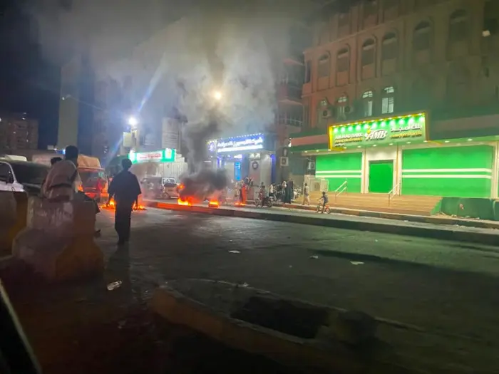 تواصل الاحتجاجات الشعبية في ديس المكلا لغياب الخدم...