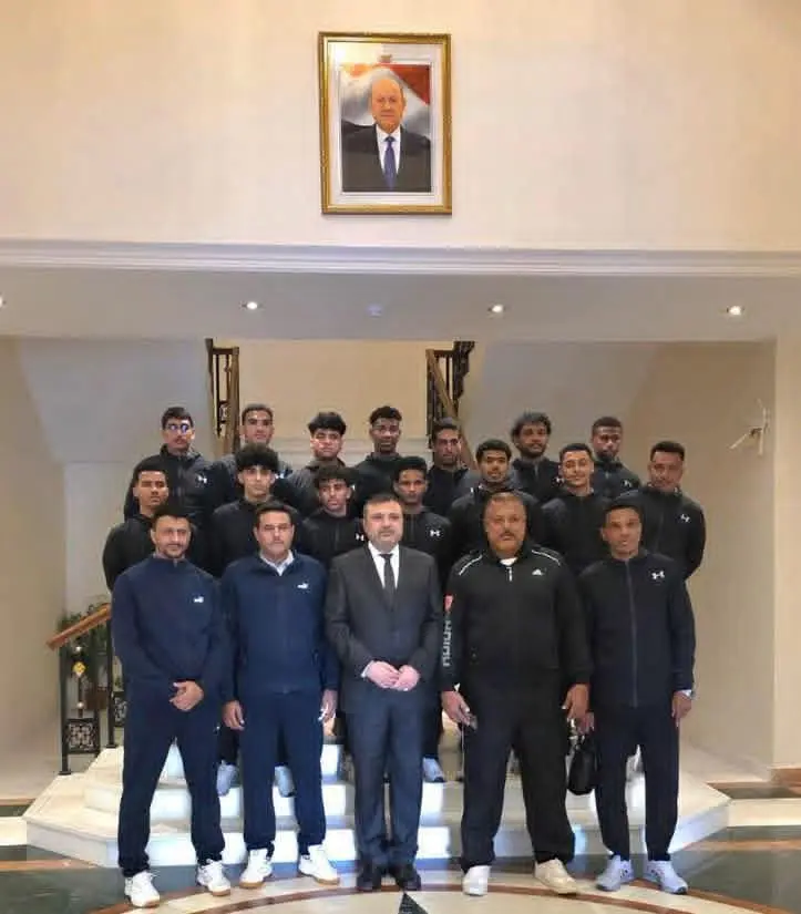 سفير اليمن في سلطنة عمان يستقبل بعثة منتخب شباب كر...